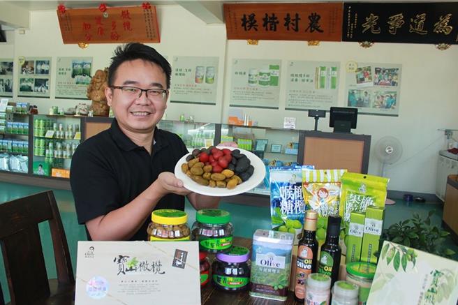 寶山鄉青農余振華，2003年以「橄欖先生」為招牌，積極配合政府食農教育政策，橄欖流星雨活動成寶山鄉活動的一大亮點，獲選百大土農。（新竹縣政府提供／羅浚濱新竹傳真）