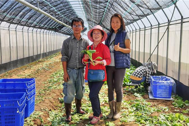 湖口鄉有機青農曾晧真（左）創建「立安有機農場」，有機蔬菜品質獲認可，2020年加入新竹縣國中小學營養午餐有機蔬菜供應計畫，獲選百大青農。（新竹縣政府提供／羅浚濱新竹傳真）