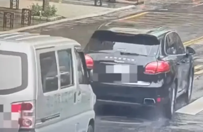 孙德荣驾驶保时捷擦撞到路人。（图／翻摄画面）