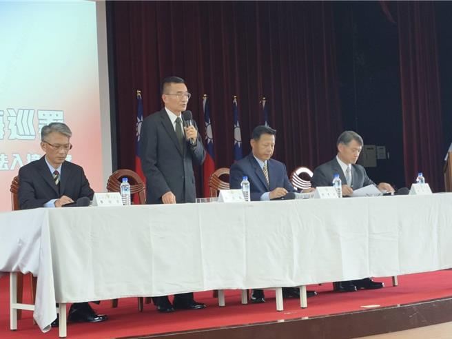 海巡署長張忠龍（左二）坦承疏失，但指陸的侵擾行動造成恐慌。（陳鴻偉攝）