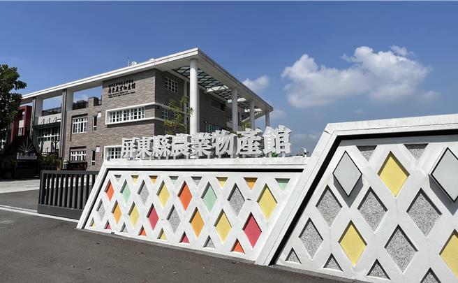 屏东县议会11日开议，县议员何春美、陈扬、梁育慈都针对「屏东县农业物产馆」质询县政府农业处。（谢佳潾摄）