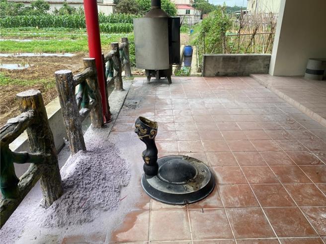 3名窃贼到湖口中山路土地公庙偷铜制天公炉，警方获报后2日内逮到人。（新湖分局提供／邱立雅竹县传真）