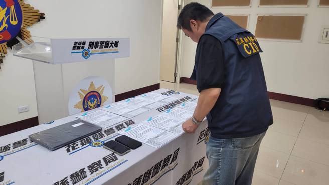 诱民眾分期付款买手机惨被剥好几次皮，花莲警方逮捕2名黑心业者并查扣相关证物。 （翻摄画面）