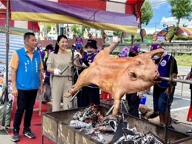南投县原民局开办第2届「烤大猪认证」课程，11日在「原之驿」举行术科考试，南投县长许淑华体验烤大猪。（杨静茹摄）