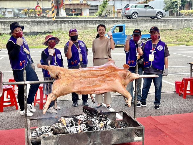 烤大猪认证6组学员11日在「原之驿」参加术科考试，南投县长许淑华特地到场帮学员打气。（杨静茹摄）