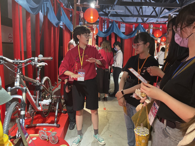 入圍高雄青春設計節「立體造型暨產品設計類─工業設計組」的「Rise N Ride騎時：AI智慧型腳踏車升降椅墊」，透過自動化的升降座管，提供單車騎士更智能、便捷且安全的騎乘體驗。(照片/義守大學提供) 