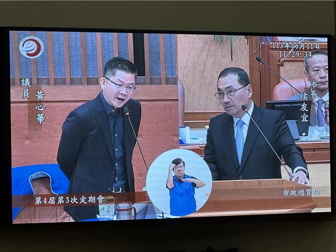 國民黨市議員黃心華11日市政總質詢提出，為避免弊端，可借鏡台北市在橋涵巡檢告示牌設置QRcode，讓全民共同監督。（高鈞麟攝）