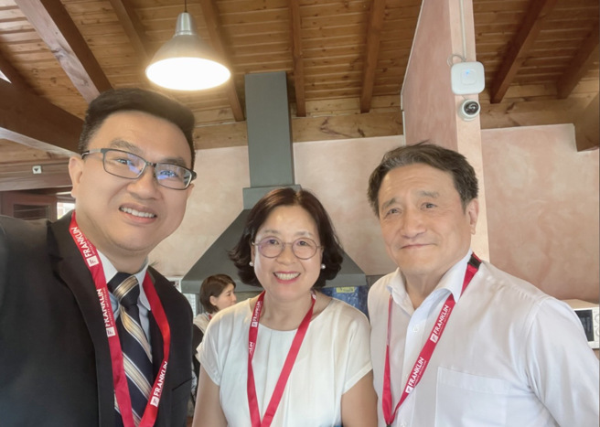 WURI 排名创始人，也是瑞士工业政策研究所所长，同时也是首尔大学策略专家曹东成(Dong Sung Cho)教授（右）；WURI 排名主席Jin Suk Kim（中）；国立暨南国际大学副校长曾永平（左）。(照片/国立暨南国际大学提供)