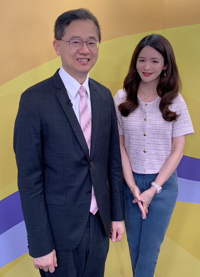 台湾运彩总经理林博泰（左）上时来运转节目，与主持人尉迟佩玉谈运彩眉角。（林胜发摄）