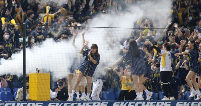 中职32年「台湾大赛」看台上球迷、啦啦队同乐。（资料照，黄国峰摄）