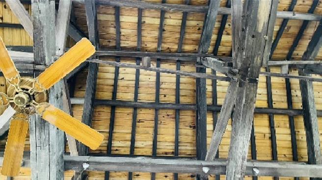 鹿草庄役场内部为砖造木架构、寄栋造形式，并以45 度铺陈的石屋瓦。（鹿草乡公所提供∕吕妍庭嘉义传真）