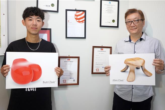 大葉大學工設系丁崴倫同學(左)與莊育鑫老師(右)展示以女性曲線、水母游動為發想，設計出「Butt Chair（臀型椅）」與「Alien Chair（異形椅）」。（大葉大學提供／葉靜美彰化傳真）