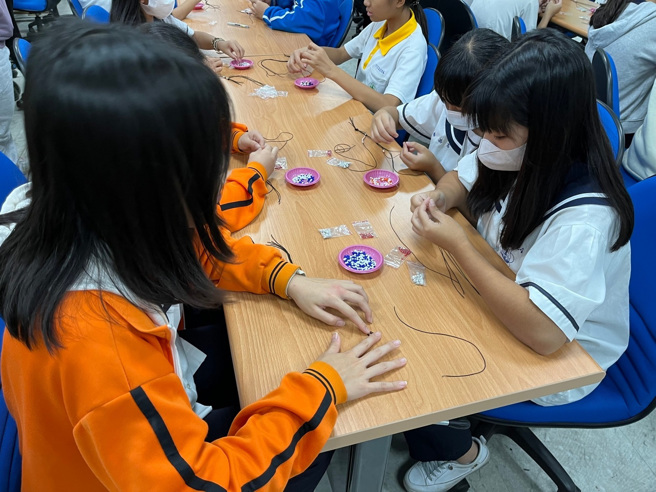 臺中市立中平国中进行排湾族串珠制作课程。(照片/教育部提供)
