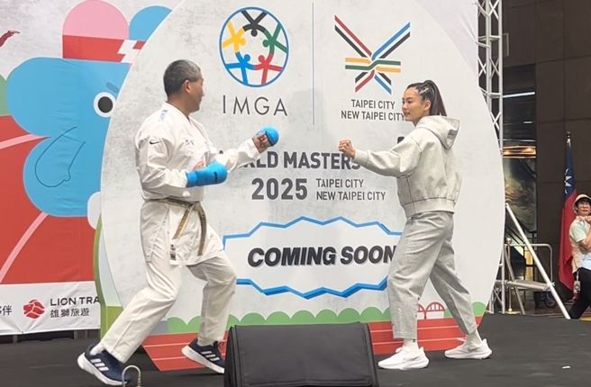 奥运空手道铜牌的文姿云（右）与启蒙教练赵志才出席世壮运倒数记者会。（资料照，刘玮晴摄）