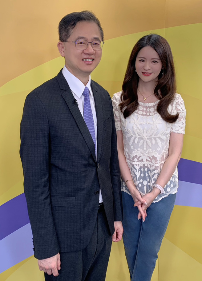 台湾运彩总经理林博泰（左）上时来运转节目，与主持人尉迟佩玉谈运彩眉角。（林胜发摄）