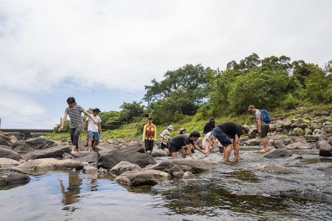 宜蘭頭城-海波浪文化事業帶領青年赤腳親近溪流。(照片/教育部提供)