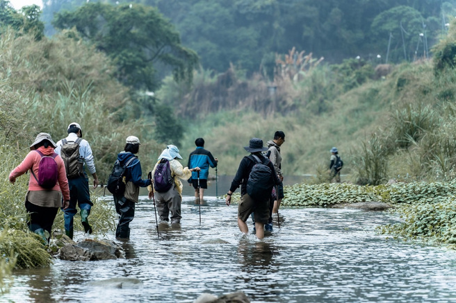 南投埔里-穀笠合作社帶領青年走訪眉溪。(照片/教育部提供)