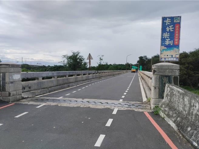 桃園市永安漁港假日遊客多，其中觀海橋是漁港通往綠色隧道重要橋梁，因橋面狹窄導致雙向會車困難，假日更有車輛與遊客自行車爭道，新屋區公所將明年度將分2年編列3000萬元預算執行拓寬工程。（呂筱蟬攝）