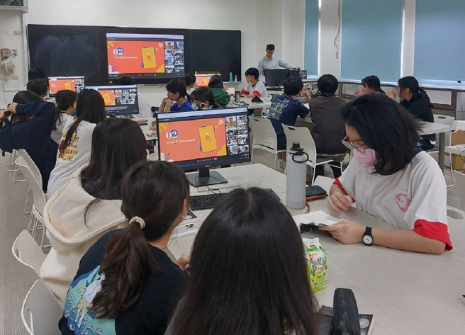 內湖高中與鳳山高中合作開設跨校遠距課程。(照片/教育部提供)