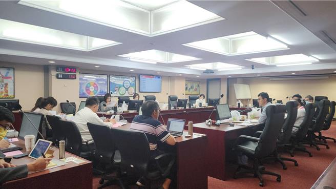 针对北投士林科技园区设定地上权案，台北市议会专案调查小组11日开第5次会议，邀请新光人寿、金仁宝说明。（黄敬文摄）