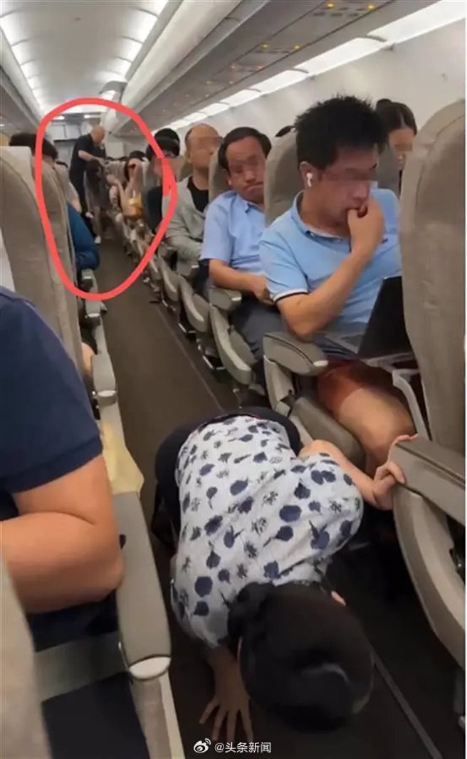 空姐趴在地上找寻逃脱的仓鼠。（翻摄微博）