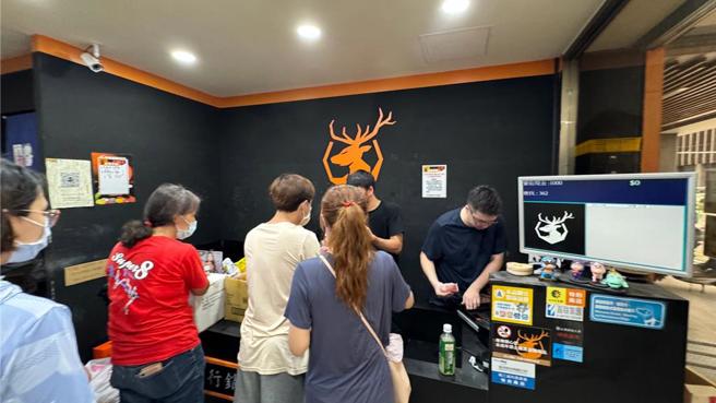 尊青超市驚傳倒閉，六合店加盟主祭出超殺優惠，民眾擠爆搶貨。（柯宗緯攝）