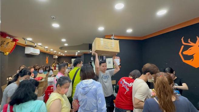 尊青超市驚傳倒閉，六合店加盟主祭出超殺優惠，民眾擠爆搶貨。（柯宗緯攝）