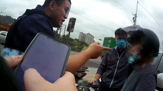 汐止警分局長安派出所的員警6月7日巡邏時，於郵局提款機前發現一名男子行跡可疑。該男子見警靠近，當場拔腿就跑，最終被警方迅速攔查逮捕。（圖／警方提供）