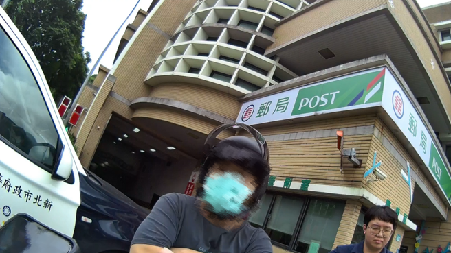 汐止警分局長安派出所的員警6月7日巡邏時，於郵局提款機前發現一名男子行跡可疑。該男子見警靠近，當場拔腿就跑，最終被警方迅速攔查逮捕。（圖／警方提供）