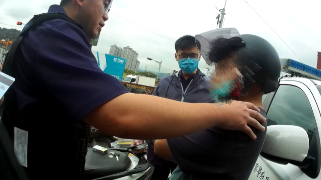 汐止警分局長安派出所的員警6月7日巡邏時，於郵局提款機前發現一名男子行跡可疑。該男子見警靠近，當場拔腿就跑，最終被警方迅速攔查逮捕。（圖／警方提供）