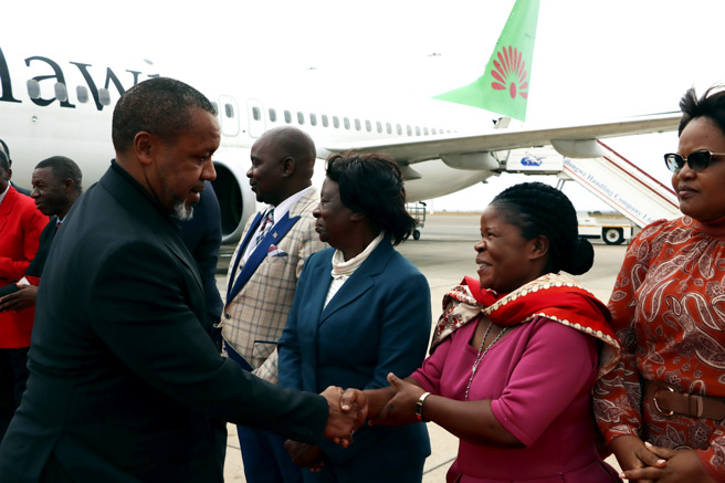 外媒及網路上瘋傳已經找到失聯馬拉威副總統齊里瑪（Saulos Chilima，上圖左）的座機、機上10人全數罹難，馬拉威政府11日召開記者會澄清，尚未找到飛機，但坦言飛機「可能已經」墜毀森林。（資料照／美聯社）