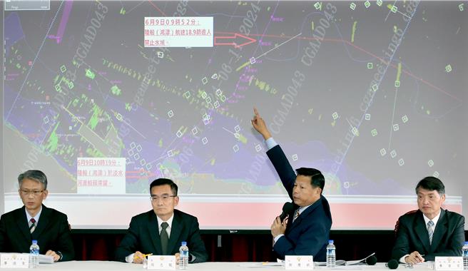 海巡署北部分署長廖德聖（左起）、署長張忠龍、副署長謝慶欽及巡防組長廖雲宏11日召開記者會說明陸籍男子駕船非法入境案，並坦言全案是因為人為疏失誤判所致。（范揚光攝）