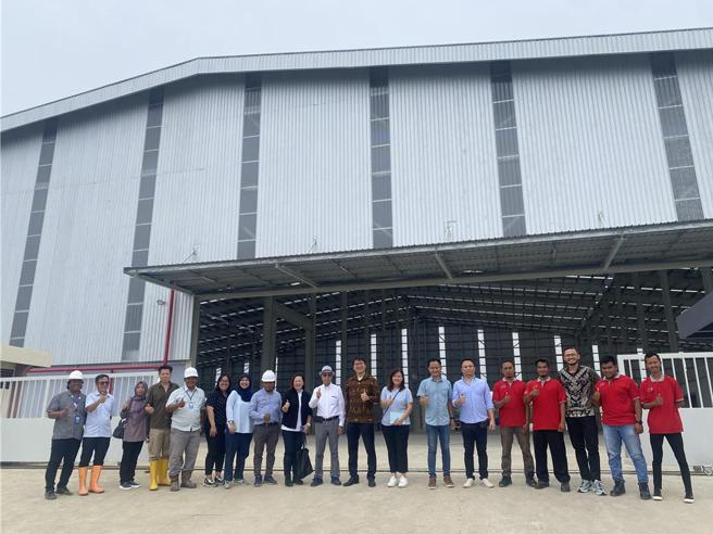 图说：全宇董事长彭士豪(图中褐衣者)率管理阶层前往印尼厂验收进度。图／业者提供