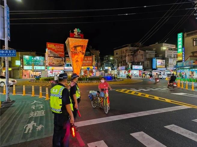 据屏东县政府警察局统计，今年1至5月的行人路口交通事故发生71件，共造成1人死亡、71人受伤，为此，警方将于12至14日全县交通大执法，加强取缔路口车不停让。（警方提供／谢佳潾屏东传真）