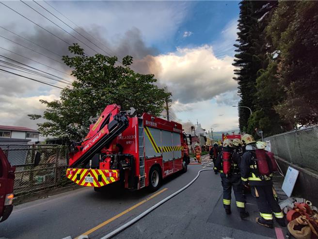 新店區安業街1間連棟式鐵皮烤漆工廠，今（11）日下午5時30分左右發生火警，現場全面燃燒，濃煙密布。（消防局提供）