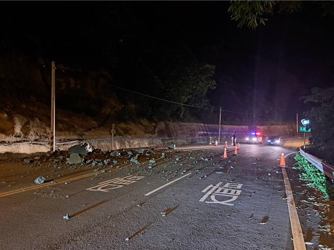 土石掉落散落一地。（民眾提供／李京昇苗栗傳真）