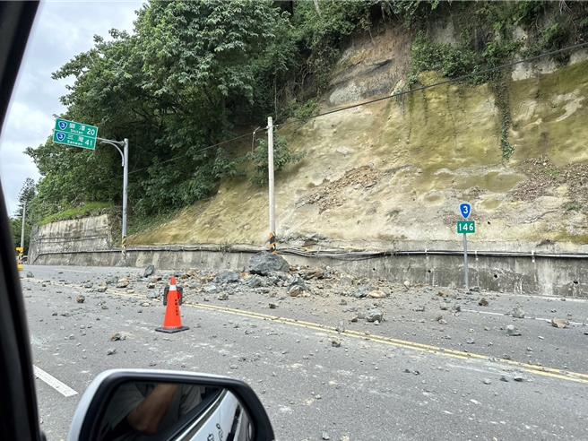 台3線卓蘭段山壁土石崩落。（民眾提供／李京昇苗栗傳真）