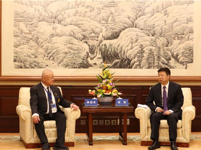 大陸國台辦主任宋濤（右）11日於北京釣魚台國賓館會見三三會理事長林伯豐一行。（陳冠宇攝）