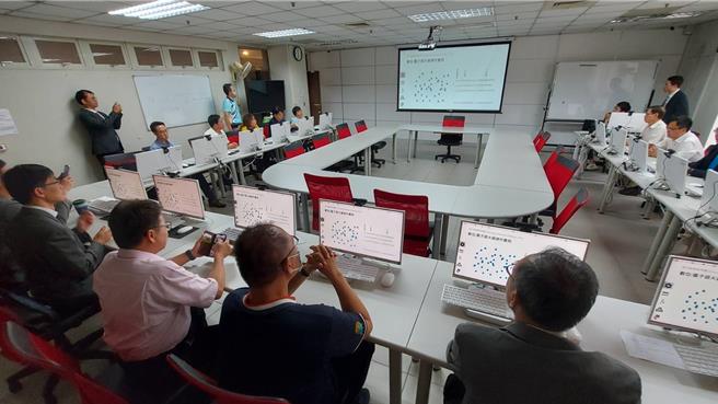 屏东大学11日与仁宝电脑签署合作意向书成立全国首座国产量子退火运算中心，将改变以往量子退火电脑由国外技术垄断的局面。（屏东大学提供／谢佳潾屏东传真）