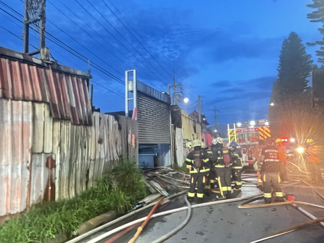 新店油漆工廠火警，火勢在晚間近7點熄滅，進行殘火處理。（翻攝畫面）