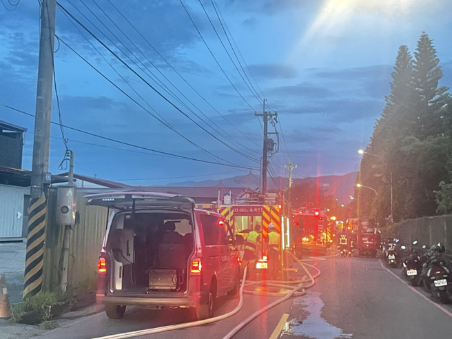 新店油漆工廠火警，火勢在晚間近7點熄滅，進行殘火處理。（翻攝畫面）