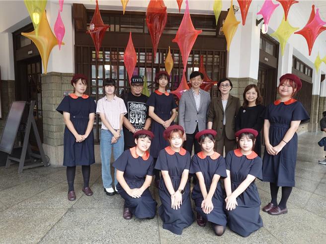 林百貨邁入「再開幕」10周年，量身打造嶄新的大型戶外裝置藝術閃耀四芒星，持續點亮台南文化招牌。（曹婷婷攝）