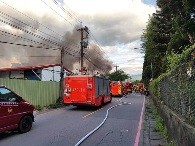 新店區安業街1間連棟式鐵皮烤漆工廠，今（11）日下午5時30分左右發生火警，現場全面燃燒，濃煙密布。（消防局提供）