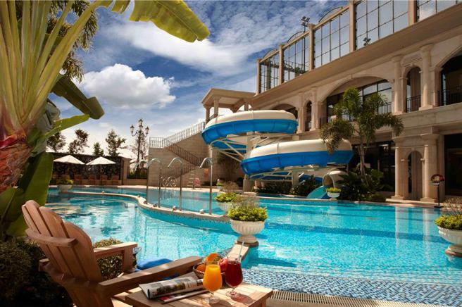 义大皇家酒店拥有多家主题餐厅及室内水疗池、户外戏水池、三温暖、儿童游戏室等上千坪的多样休閒设施，足够能让游客在饭店里吃喝玩乐一整天。图／义大皇家酒店提供