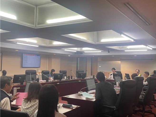 台北市议会交通委员会中，多名台北市议员批评，YouBike于5月20日当机，台北市交通局仅罚款微笑单车公司1万元，不符比例原则，且罚款过小犹如儿戏。（刘彦宜摄）
