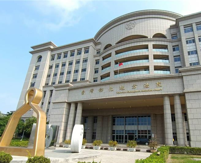 邱男為使郭台銘、賴佩霞得以通過總統、副總統選舉連署門檻，涉嫌找來妻子及其經營的彩券行店長，以每份連署書200元，向多人收購連署書，彰化地院審結，依違反總統副總統選罷法判處3人1年6月至6月不等徒刑，併科罰金，還要上法治教育。（葉靜美攝）