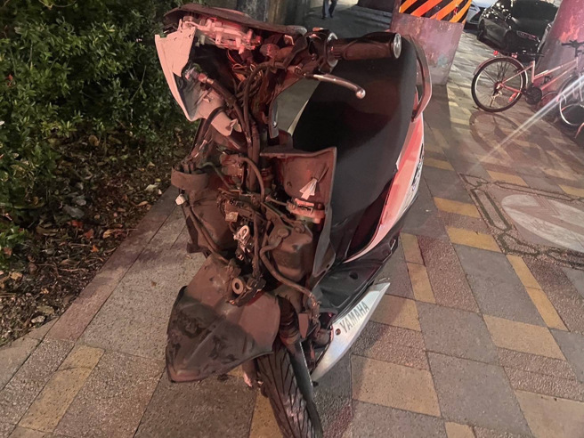 骑士的机车因为撞击，受损严重。（翻摄画面）