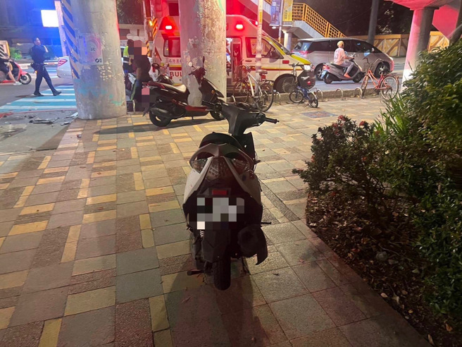 骑士的机车因为撞击，受损严重。（翻摄画面）