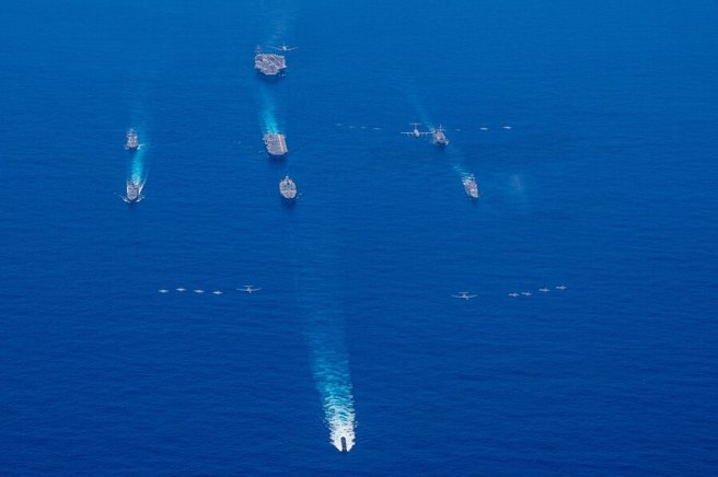 美军6月初在菲律宾海进行大规模演习。（图／美国海军）