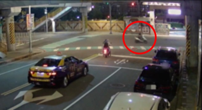 监视器拍到男骑士高速撞上天桥墩柱。（翻摄画面）